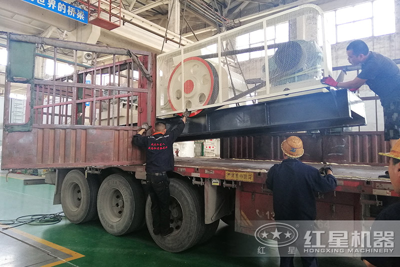 杏耀平台登录入口机器对辊破碎机制砂效果好,为客户送货 杏耀平台登录入口机器对辊破碎机制砂效果好,为客户送货