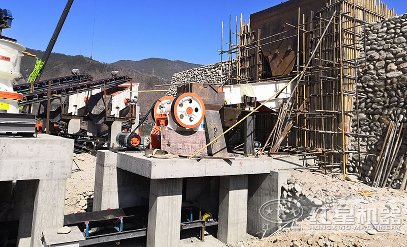 砂石生产线常见的1215破碎机 砂石生产线常见的1215破碎机