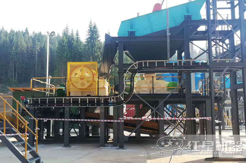 对辊制砂机工作现场实拍图 对辊制砂机工作现场实拍图